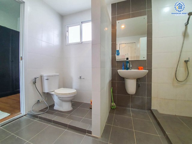 บ้านแฝดมือสองแบรนด์คุณภาพจาก Q.House โครงการ เดอะทรัสต์วิลล์ กาญจนาภิเษก-หทัยราษฎร์  เนื้อที่ 35 ตร.ว. ฟังก์ชัน 3 ห้องนอน 2 ห้องน้ำ บ้านสวยพร้อมเข้าอยู่ แถมเฟอร์นิเจอร์+ เครื่องปรับอากาศ 2 เครื่อง  บนทำเลศักยภาพ ที่เชื่อมต่อถนนหลายเส้นทาง เดินทางสะดวก ใกล้ทางด่วน "จตุโชติ"...